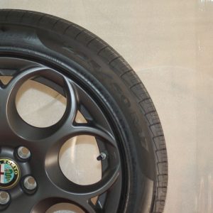 KIT CERCHI IN LEGA 433 A 7 FORI E PNEUMATICI PIRELLI P7 A/S ALFA ROMEO GIULIA 17 ORIGINALI