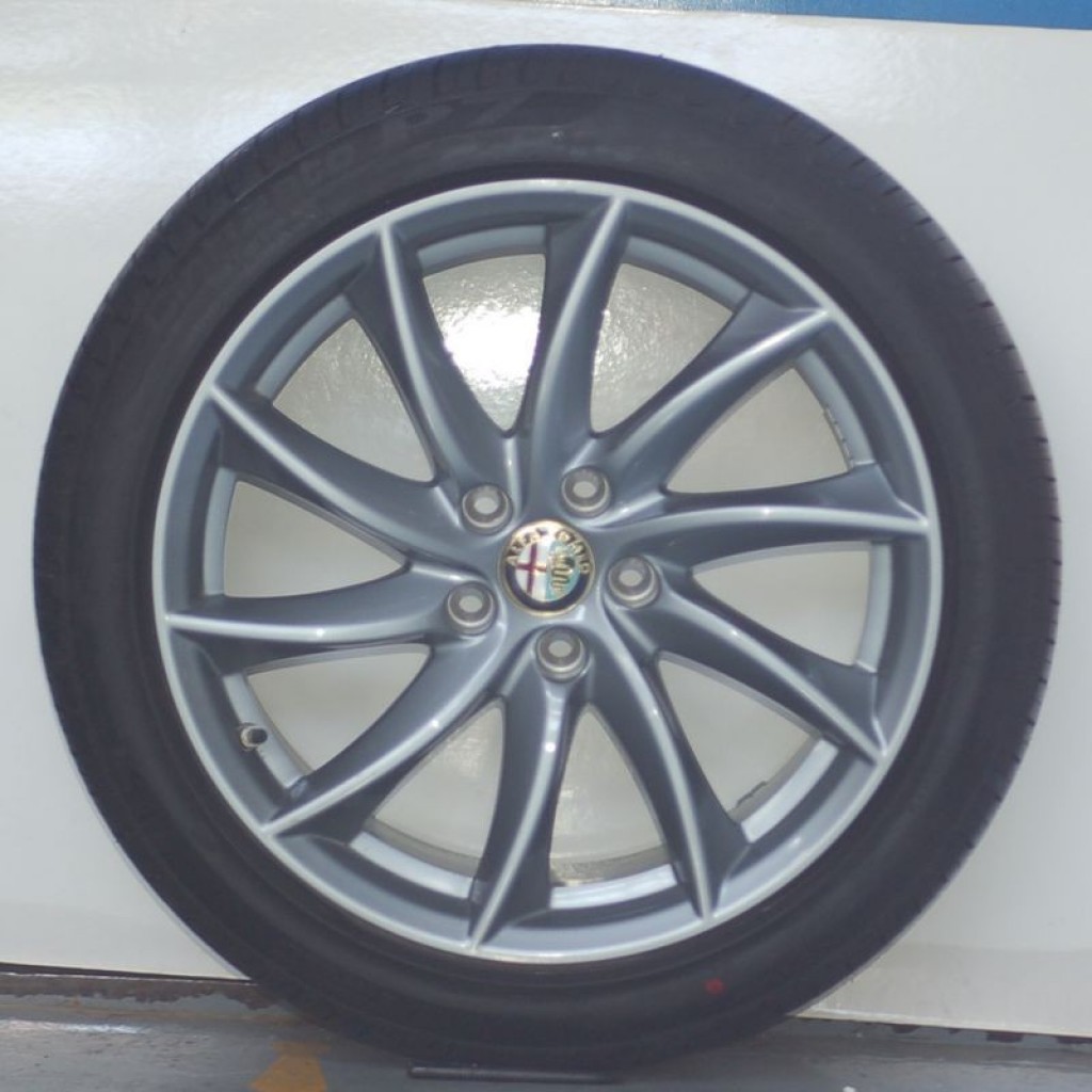 Cerchi Giulia 18 Originali Alfa Romeo a Turbina Grigio e Pneumatici Uniroyal WinterExpert 225 45
