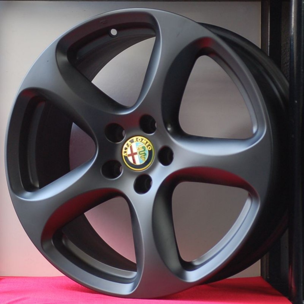 Cerchi Stelvio 18 Originali Alfa Romeo Sport Nero Opaco e Pneumatici Laufenn LW31 235 60