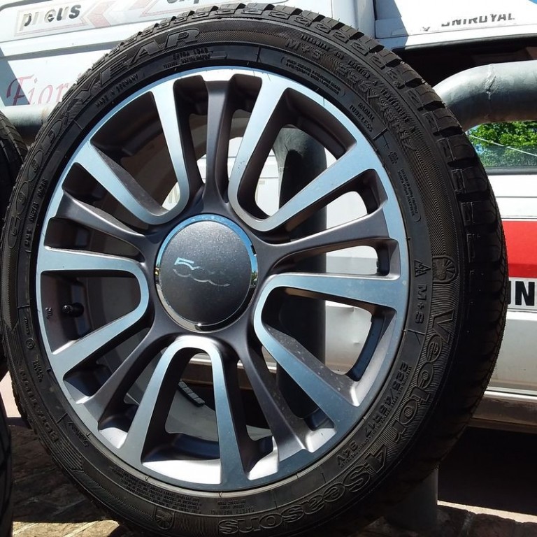 KIT CERCHI IN LEGA E PNEUMATICI GOODYEAR 4S 17 FIAT 500L ORIGINALI