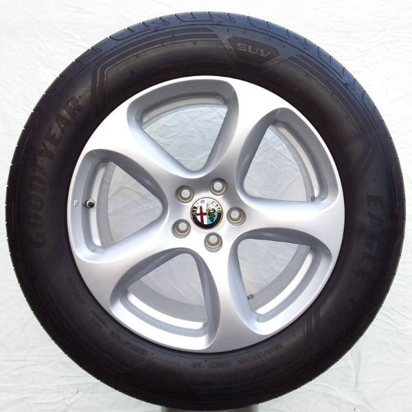 Cerchi Stelvio 18 Originali Alfa Romeo Silver Sport e Pneumatici Goodyear Eagle F1 Asymmetric 3 Cerchi Stelvio 18 Originali Alfa Romeo Silver Sport e Pneumatici Goodyear Eagle F1 Asymmetric 3
