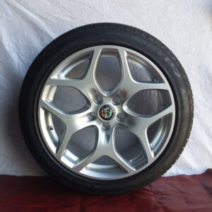 Cerchi Giulia 18 Originali Alfa Romeo Design Silver e Pneumatici Pirelli P7 Cinturato AS 225 46
