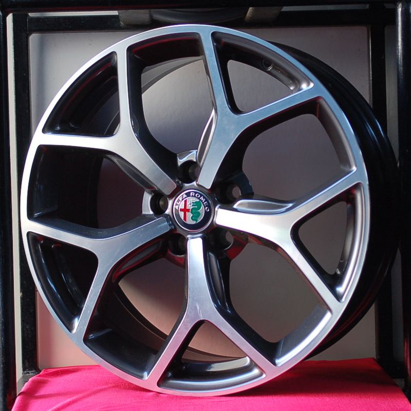 Cerchi in lega Stelvio 8X19 Originali Alfa Romeo Design e Pneumatici Michelin CrossClimate 235 55 Cerchi in lega Stelvio 8X19 Originali Alfa Romeo Design e Pneumatici Michelin CrossClimate 235 55