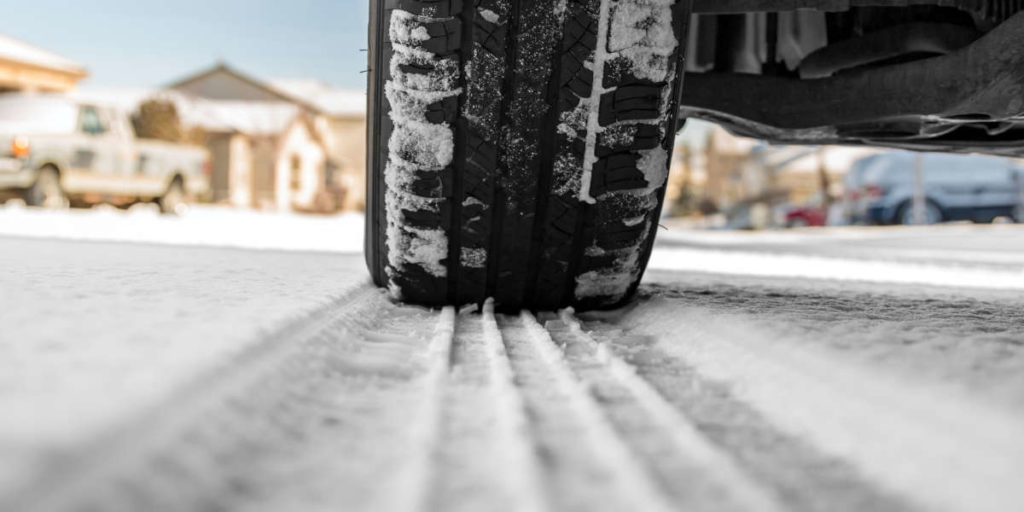 Guidare sulla neve senza gomme termiche: consigli utili e normativa