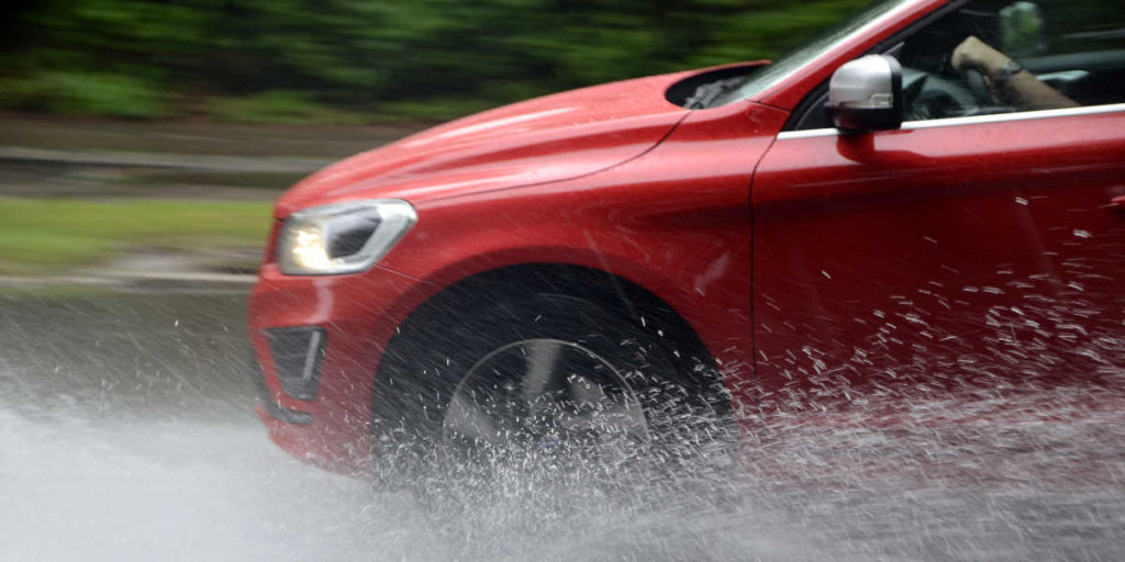 Aquaplaning: cos’è, significato e cosa fare per evitarlo