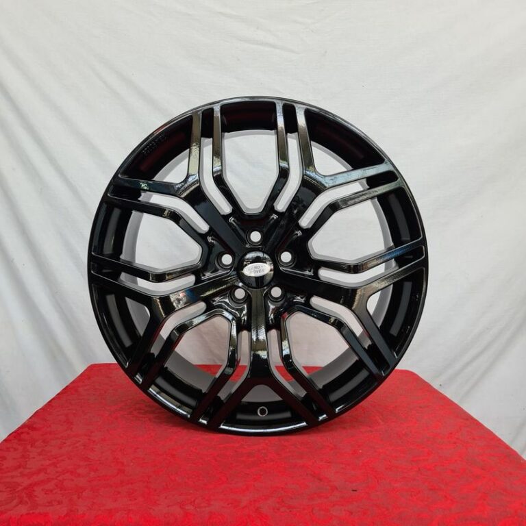 Cerchi Range Rover Evoque 20 Mak Kingdom Gloss Black e Pneumatici Farroad 245 45