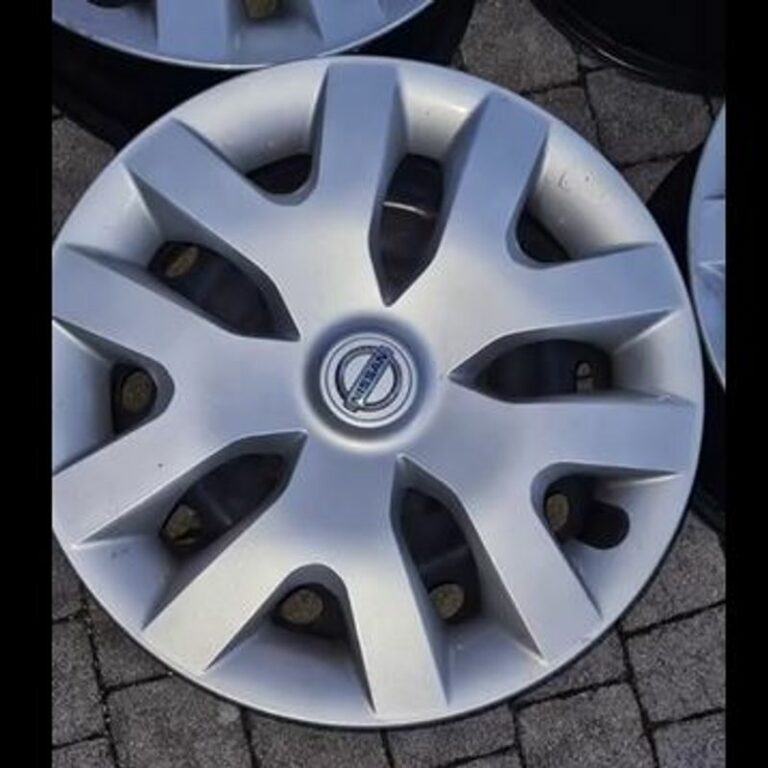 Cerchi in ferro con borchie 16 Originali Nissan